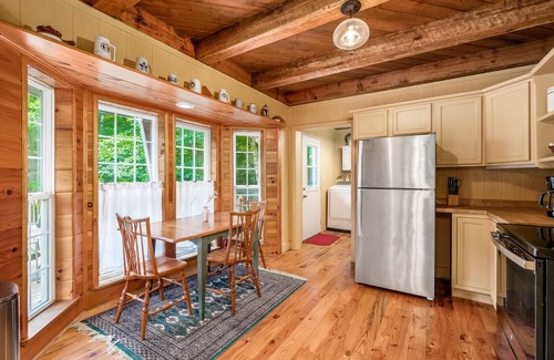 New Plymouth Casa | 3 BR/3.5 BA w/ Hot Tub & 12 min drive to Ash Cave