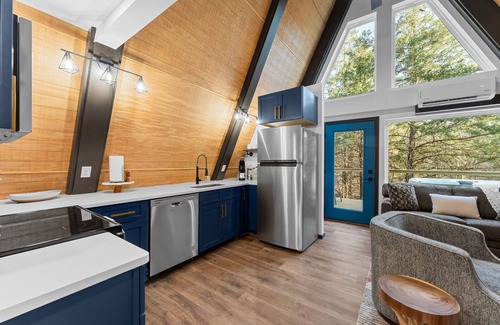 Omaha Cabina | 3 br Cabin nestled next to creek private hot tub