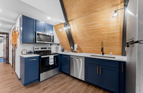 Omaha Cabina | 3 br Cabin nestled next to creek private hot tub