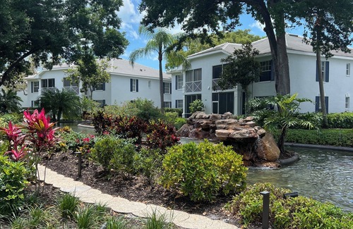 Pelican Bay Condominio | 3 BR coach house at The Barrington Club in Pelican Bay. Private beach access.