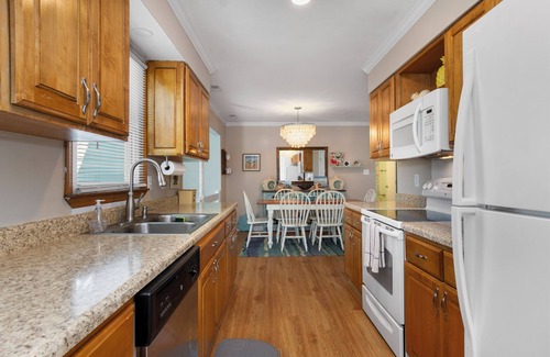 Emerald Isle Casa | 3 BR Comfortable Cottage walking distance to beach, local shops, restaurants