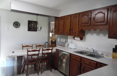 New Lisbon Casa | 3 br country home close to town with hot tub