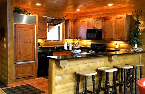 Boyne City Cabina | 3 BR - Custom Montaña Cabaña de madera, privado retratamiento rústico, capacidad para 9 ... ¡Reservar ahora!