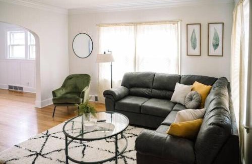 Des Moines Casa | 3 Br For 9 Guests -large Beautiful 3 Story Duplex
