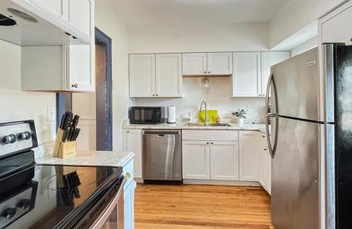 Des Moines Casa | 3 Br For 9 Guests -large Beautiful 3 Story Duplex
