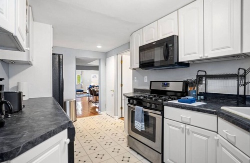 Shadyside Apartamento | 3 BR home|Steps from Walnut Street w/Free parking!
