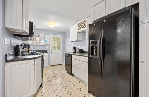 Shadyside Apartamento | 3 BR home|Steps from Walnut Street w/Free parking!