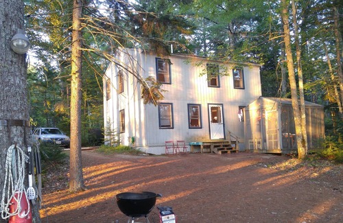 Northport Cabaña | 3 BR Lake Front Cottage - En el estanque de jarra
