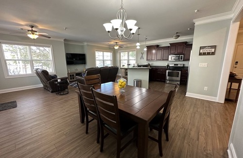 Milledgeville Condominio | 3 BR Lake Retreat King Bed, Deep Water Docks, & High Speed Wi-Fi