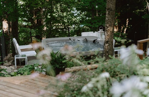 Frontenac Cabaña | 3 BR Lakefront Beach Retreat; Hot Tub, Fire Pits! Pet-friendly!