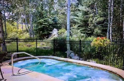 Snowmass Village Apartamento | 3 BR Penthouse w Hot-tub -mountain Views