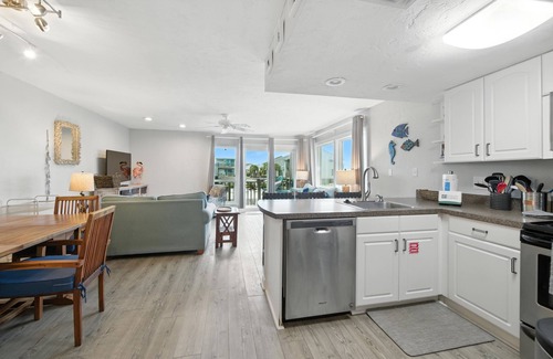 East End Condominio | 3 BR Pet Friendly East End Condo with community pool