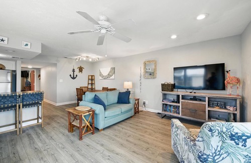 East End Condominio | 3 BR Pet Friendly East End Condo with community pool