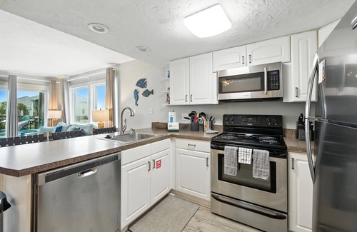 East End Condominio | 3 BR Pet Friendly East End Condo with community pool