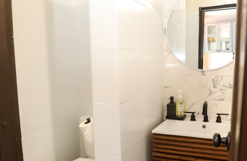 Monacillo Urbano Apartamento | 3 BR Suite in Duplex Home in Gated Community, Easy Parking Shared Kitchen