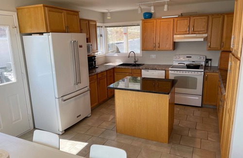 Central Okanagan Casa | 3 BR Upper Floor With Massive Lake view