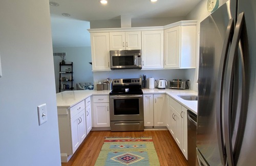 Easton's Point Casa | 3 BR -Walk to the beaches & Cliff walk. Quiet tree lined neighborhood!