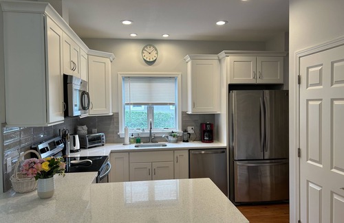 Easton's Point Casa | 3 BR -Walk to the beaches & Cliff walk. Quiet tree lined neighborhood!