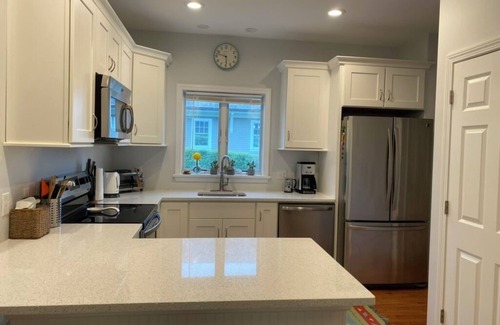 Easton's Point Casa | 3 BR -Walk to the beaches & Cliff walk. Quiet tree lined neighborhood!