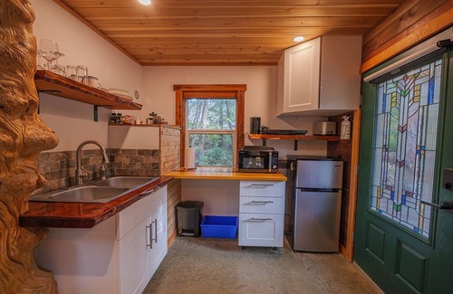 Ucluelet Cabina | #3 CABIN COUPLES KING BED HOTTUB BEACH