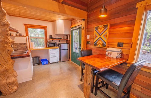 Ucluelet Cabina | #3 CABIN COUPLES KING BED HOTTUB BEACH