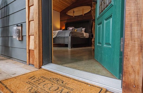 Ucluelet Cabina | #3 CABIN COUPLES KING BED HOTTUB BEACH