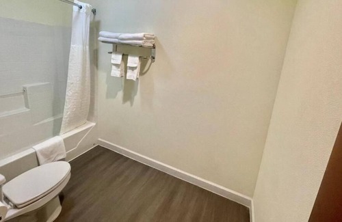 Cuero Casa | 3 Double Rooms at FairBridge Inn & Suites Cuero, Bring Your Pets!
