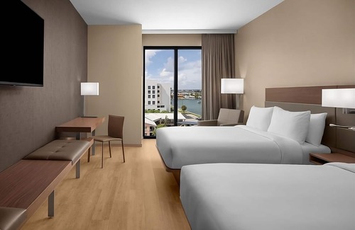 Clearwater Beach Hotel | 3 Elegant Rooms Perfect for Relaxation with Rooftop Pool and Poolside Lounger