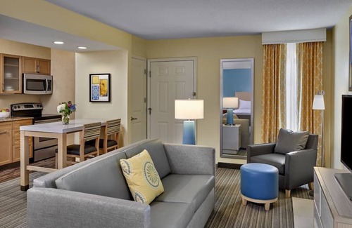 Middleburg Heights Casa | 3 Family-friendly Units W/Kitchen! Minutes to Crocker Park! FREE Parking & BFast