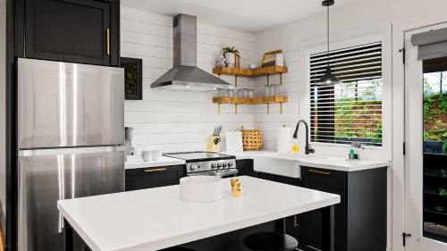 Caton Casa | 3 Firefly Mountain Suites by AvantStay 18 Guests Heated Pool Firepits Arcade Playground