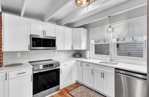 Niantic Casa | 3 Houses Off the Water at Private Black Point Beach newly furnished 4 bed
