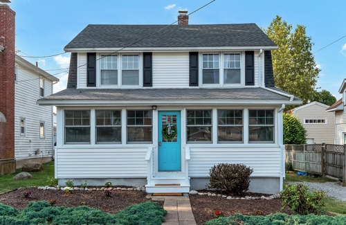Niantic Casa | 3 Houses Off the Water at Private Black Point Beach newly furnished 4 bed