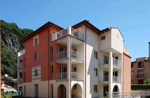 Maccagno Apartamento | Apartamento contemporáneo de 3 dormitorios con piscina, jacuzzi, WIFI