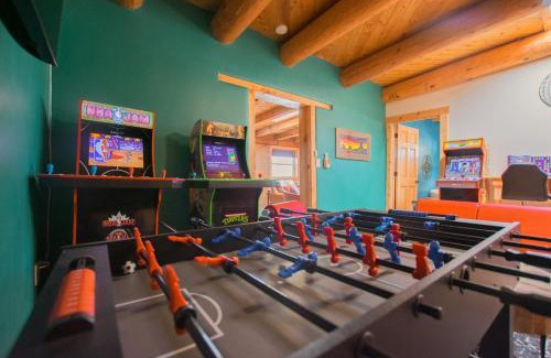 North Valley Casa | 3 King Beds Hot Tub Arcades 5 Baths
