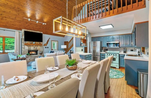 Baileys Harbor Casa | 3 King Beds | Private Shoreline