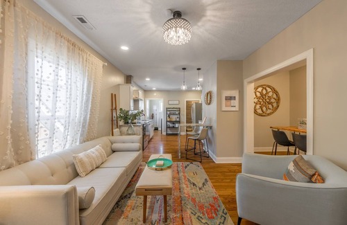Columbus Park Casa | 3 KING Beds+ Walk the Street Car + Balcony