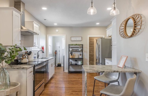 Columbus Park Casa | 3 KING Beds+ Walk the Street Car + Balcony