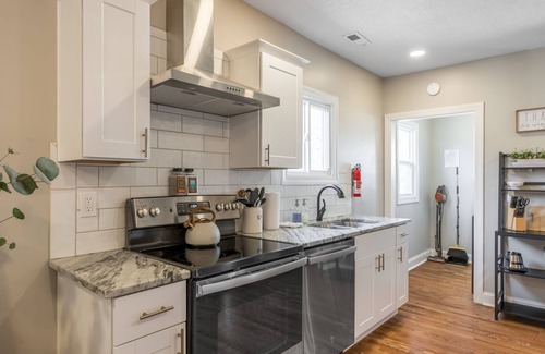 Columbus Park Casa | 3 KING Beds+ Walk the Street Car + Balcony