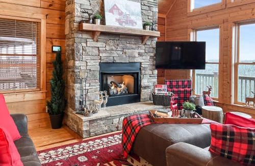 Wolf Laurel Casa | 3 Kings 4 bunks-sleeps 10-Smart TV x6-parking out front-Full Kitchen-Hot Tub