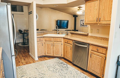 Flagstaff Cabina | 3 Kings + Bunkroom, Karaoke, Wood Stove on fenced 2.5 acre pine tree filled lot