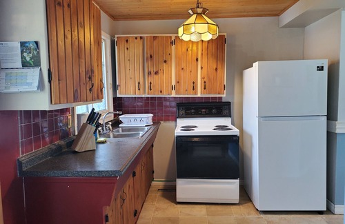 Lindsay Cabina | 3 Lake Cabins for 10 people. Enjoy Fishing/Swimming/Boating/Hiking/Bonfire &More