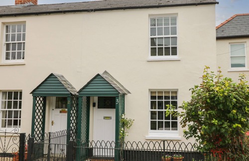 Cheltenham Cabaña | 3 LAKE COTTAGES, romantic, with a garden in Prestbury