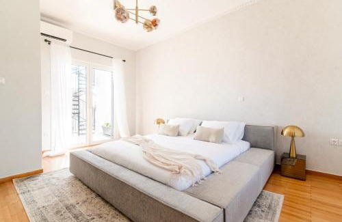 Anafiotika Apartamento | 3 Level Acropolis Penthouse with Roof Garden Oasis