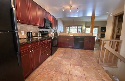 Rossland Casa | 3 level Townhouse with Private Hot Tub and Garage - close to ski hill.