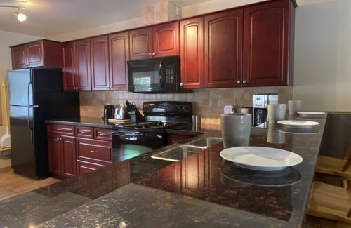 Rossland Casa | 3 level Townhouse with Private Hot Tub and Garage - close to ski hill.