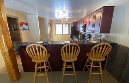 Rossland Casa | 3 level Townhouse with Private Hot Tub and Garage - close to ski hill.