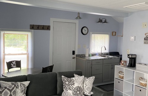 Geneva-on-the-Lake Cabaña | 3 Little Cottages - #2 Sunburst Cottage