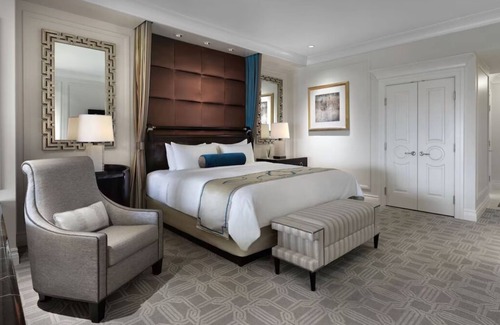 Las Vegas Hotel | 3 Luxury King Suite City View at Palazzo