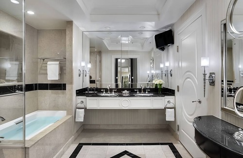 Las Vegas Hotel | 3 Luxury King Suite City View at Palazzo