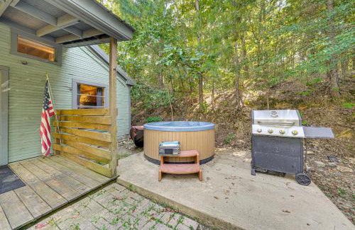 Broken Bow Casa | 3 Mi to Beavers Bend State Park Hot Tub Hideaway!